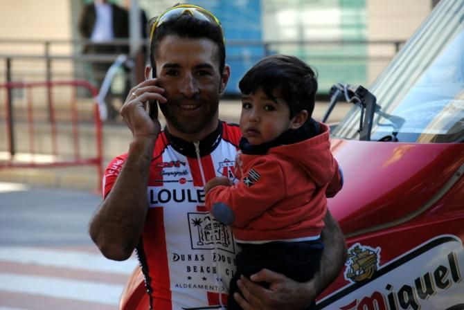 Jorge Mart&iacute;n Montenegro (Louletano) lives in Granada, a city close to Almer&iacute;a. He was chilling out with his child at the start. "Time for him to enjoy the races".