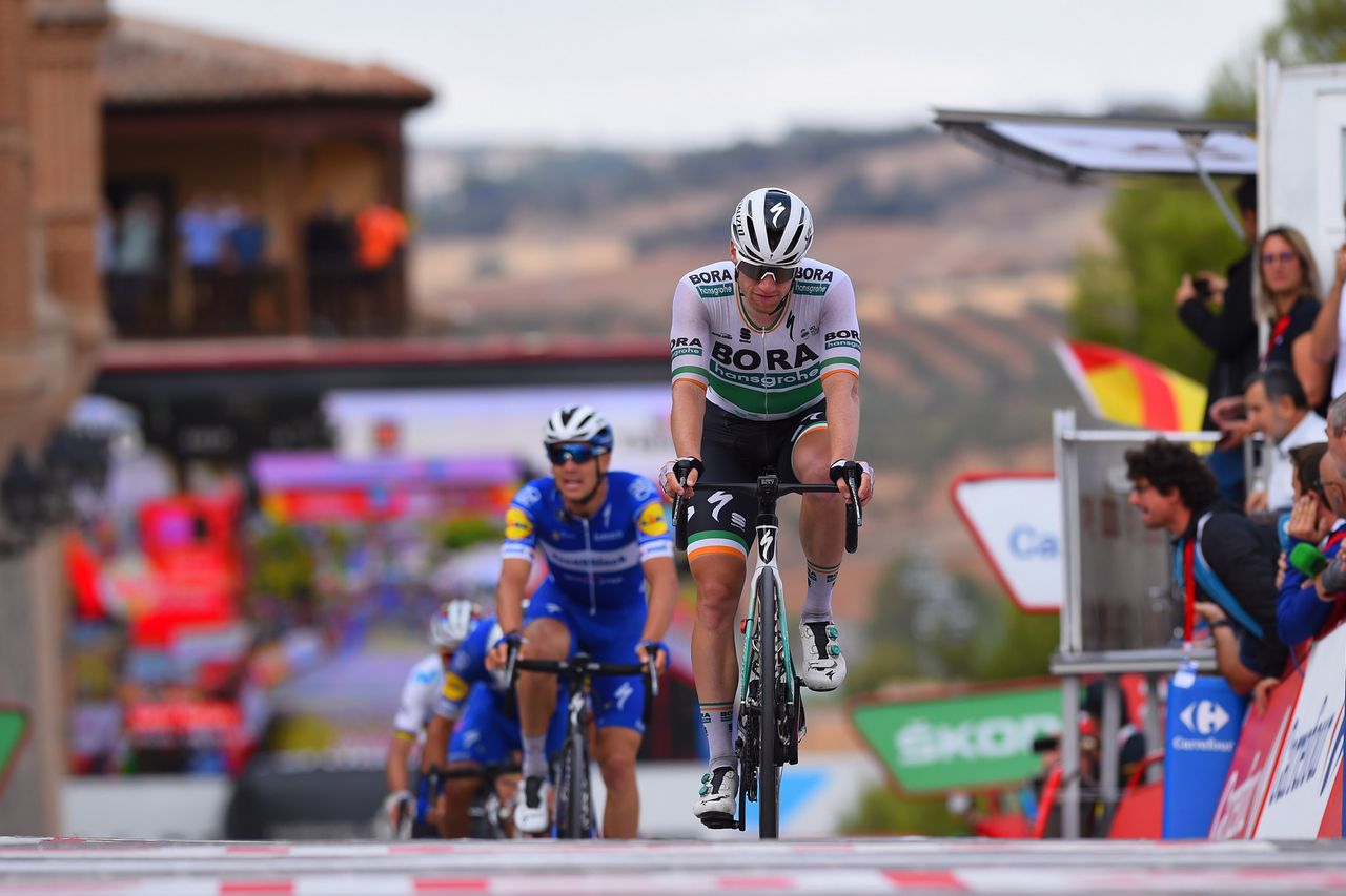 Sam Bennett (Bora-Hansgrohe) trails in after Cavagna