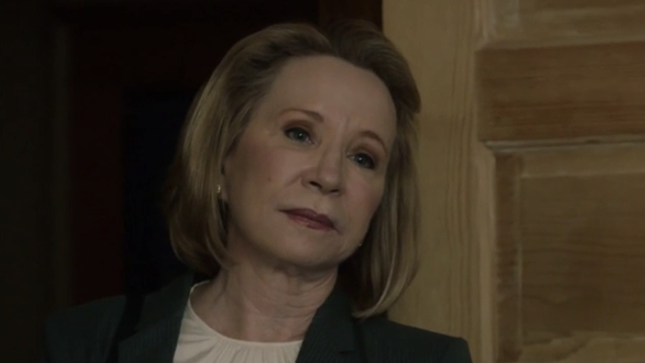 Debra Jo Rupp como Linda dando una mirada triste en This is Us