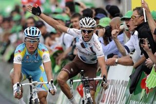 Mikael Cherel (AG2R La Mondiale) raises an arm in protest after finishing as runner-up to Alexandre Vinokourov (Astana).