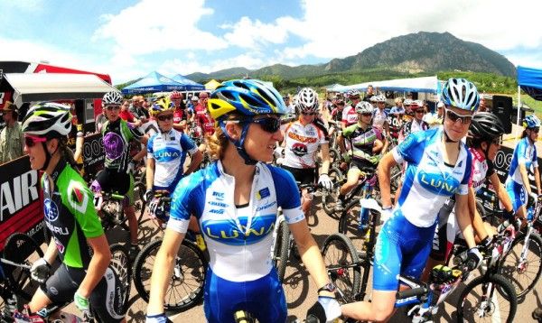 Catherine Pendrel (Luna Women's MTB) and the women's field
