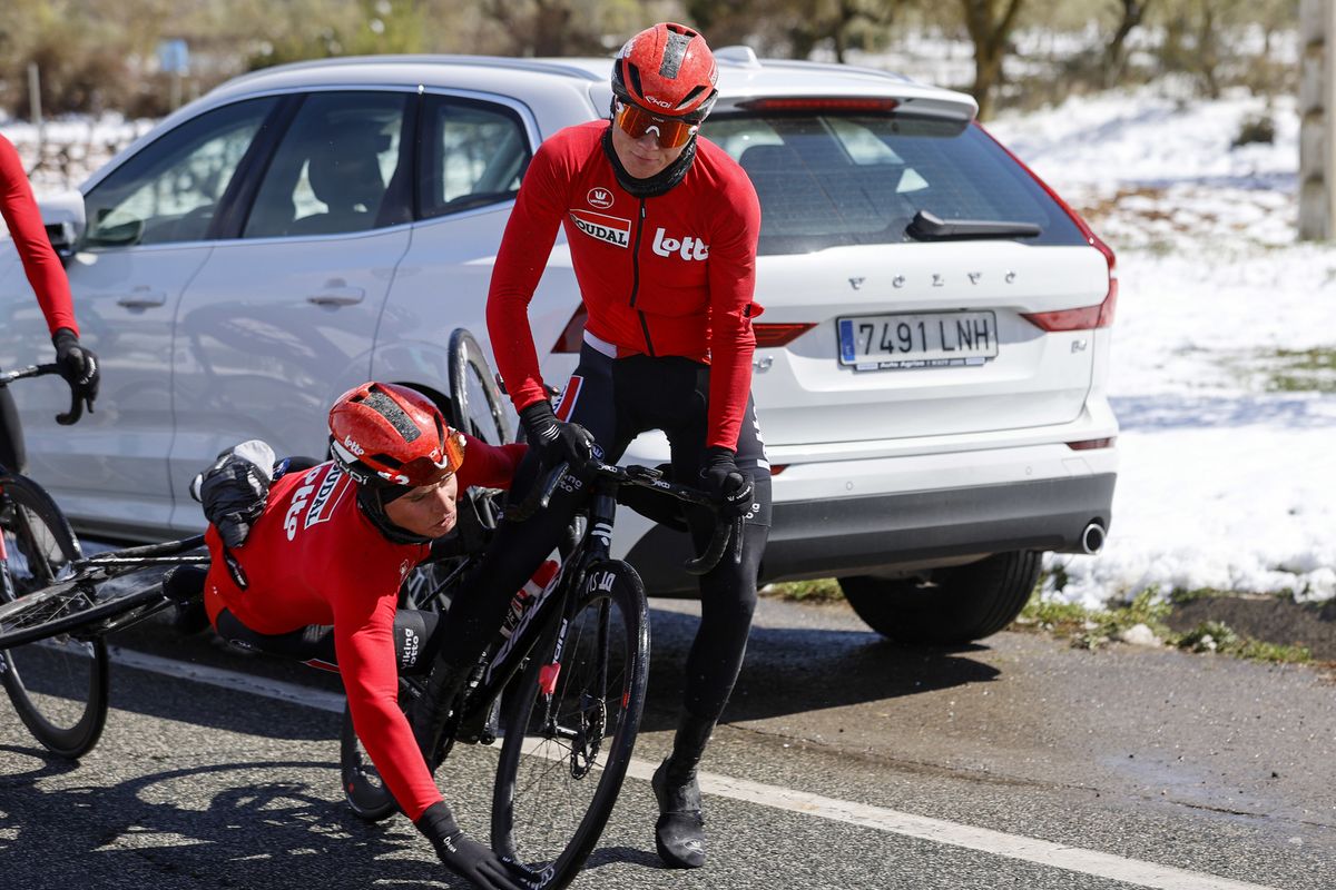 GP Miguel Indurain 2022 - 31st Edition - Estella Lizarra - Estella Lizarra 203,2 km - 02/04/2022 - Crash - photo Luis Angel Gomez/SprintCyclingAgency&Acirc;&copy;2022