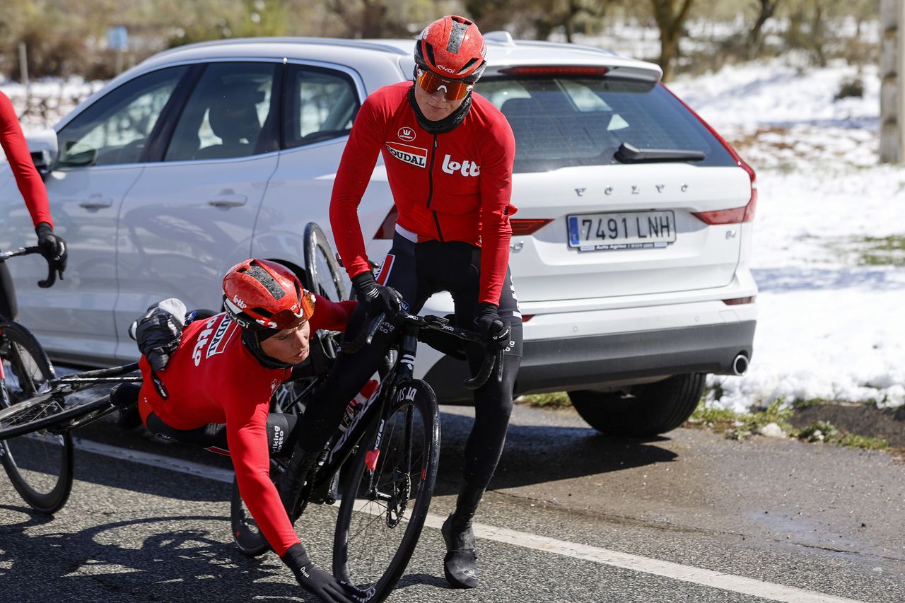 GP Miguel Indurain 2022 - 31st Edition - Estella Lizarra - Estella Lizarra 203,2 km - 02/04/2022 - Crash - photo Luis Angel Gomez/SprintCyclingAgency&Acirc;&copy;2022