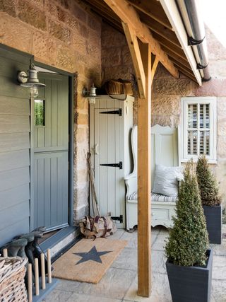 Cottage porch ideas add homey touches