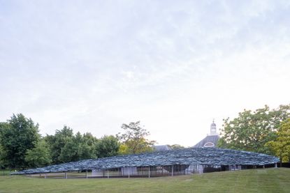 2019 Serpentine Pavilion with a single canopy of dark slates held up by slim posts