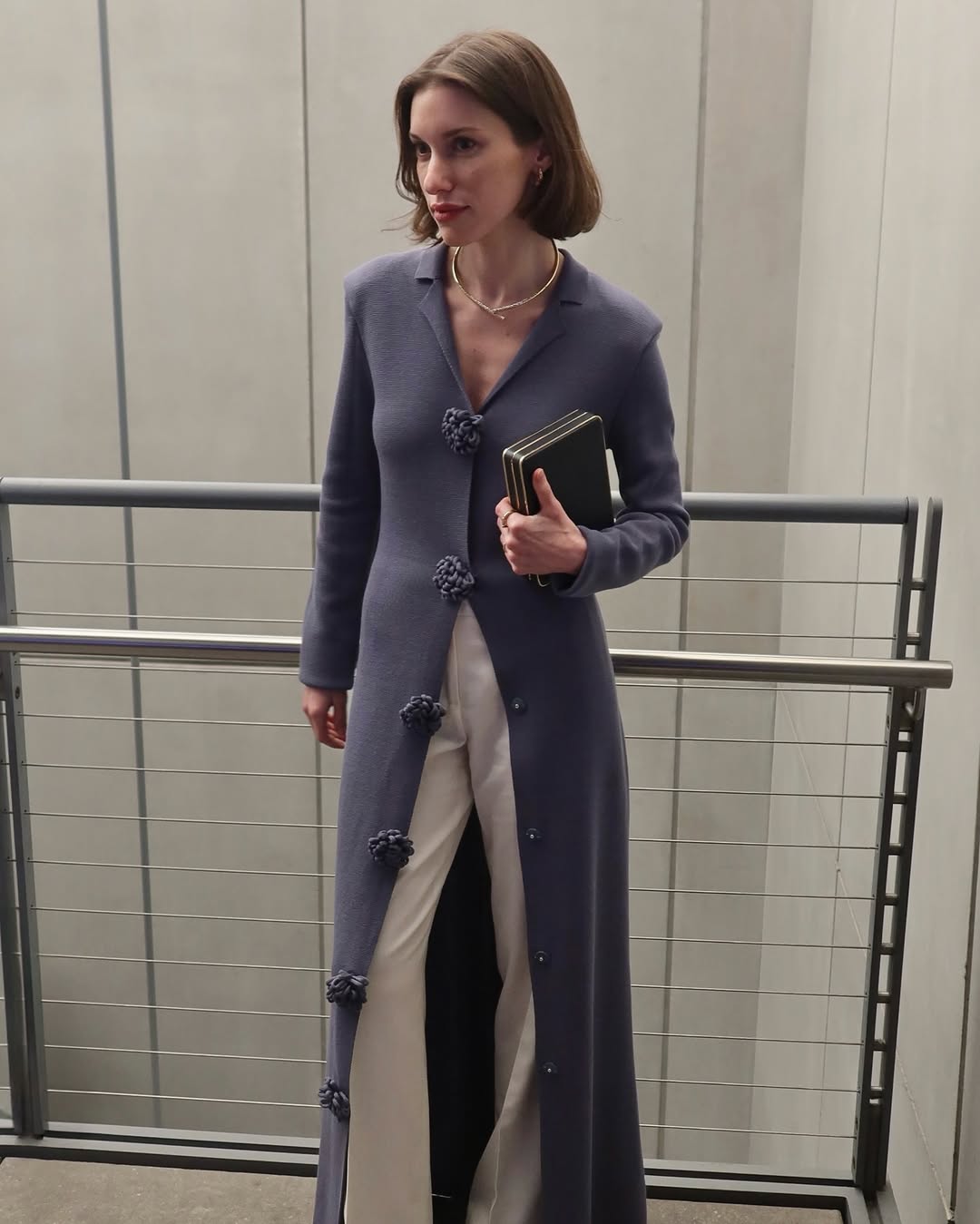 Woman wearing the collar necklace trend.