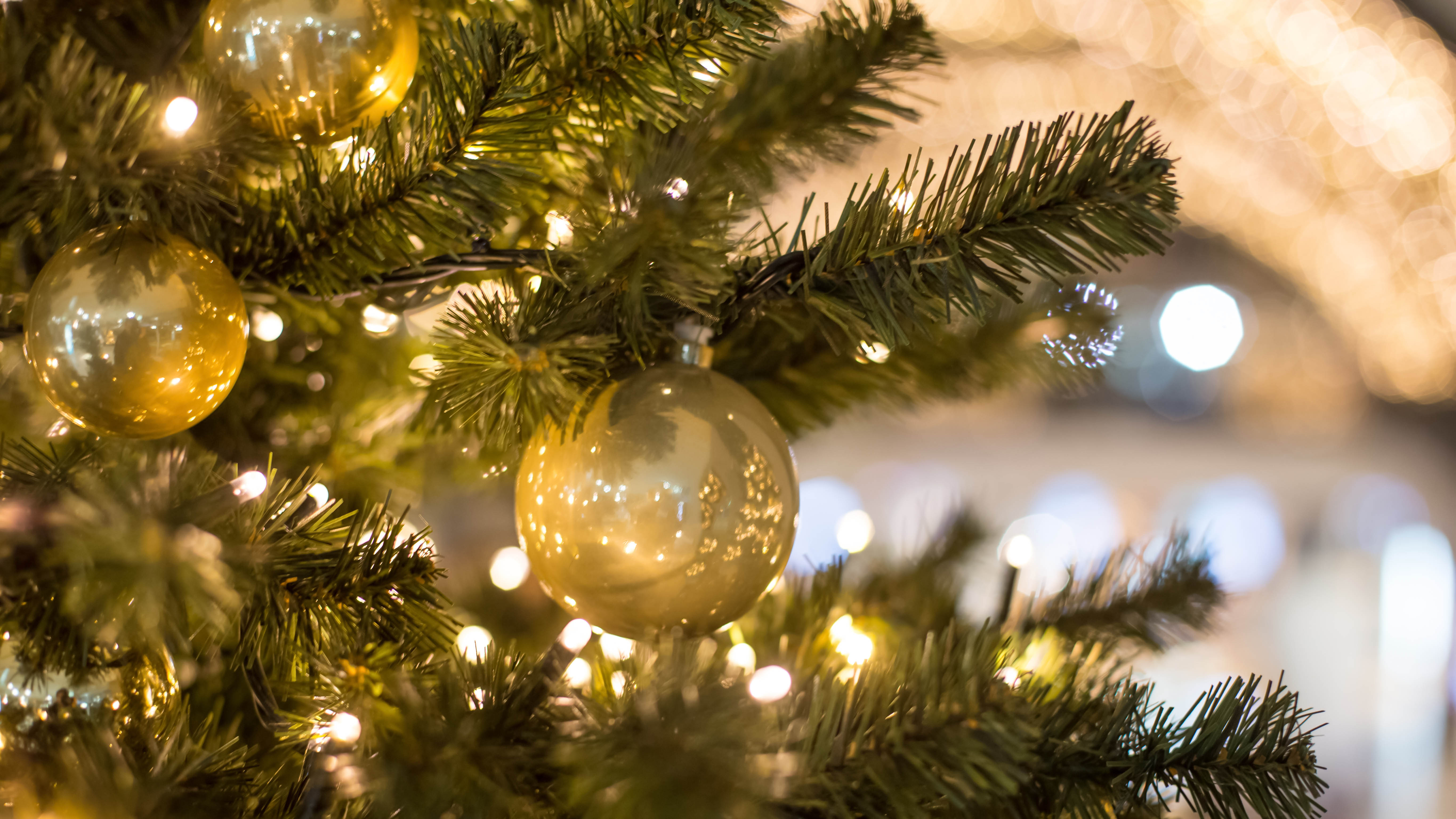 Christbaumkugel und Lichter am Baum