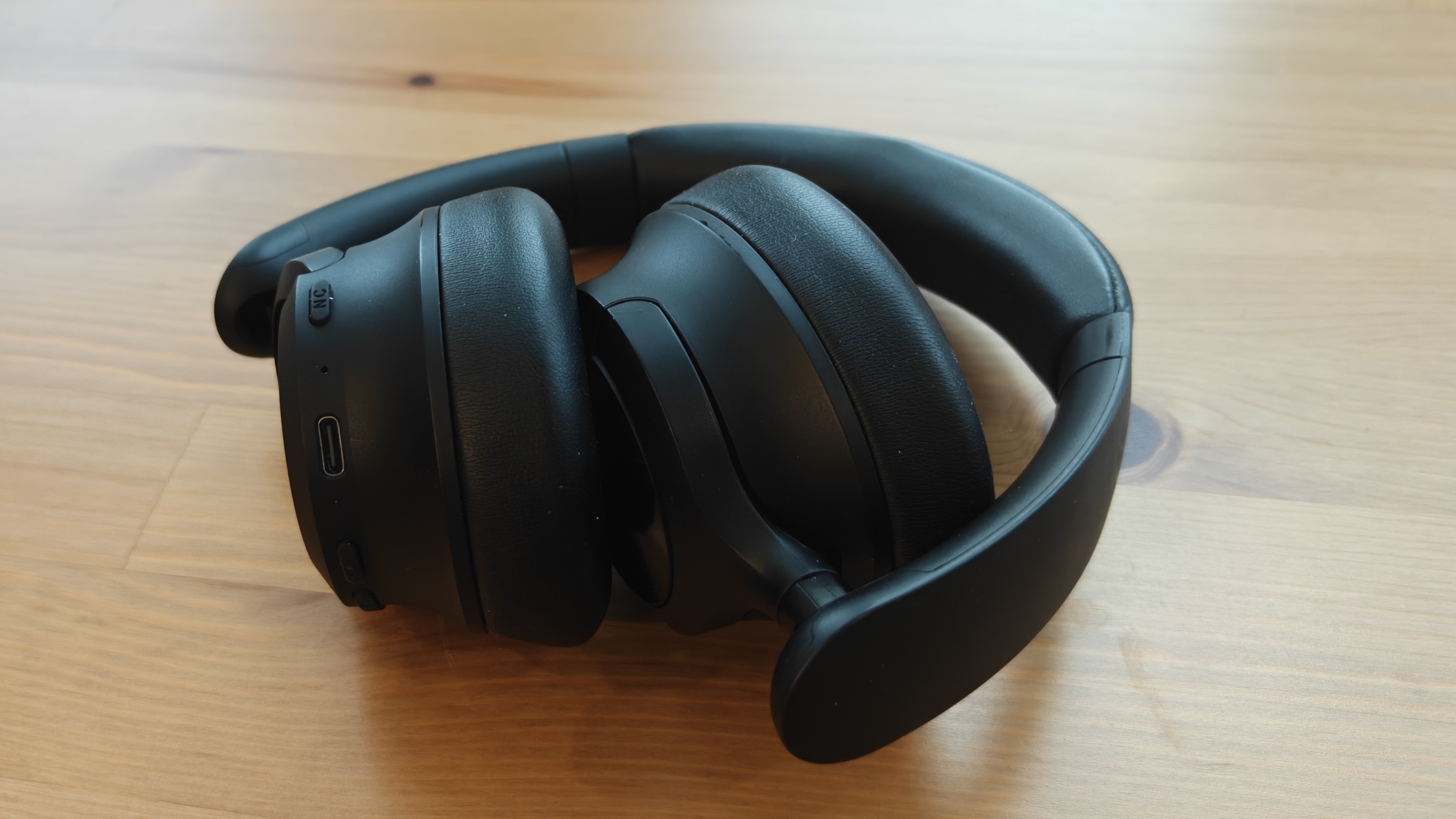 OneOdio Focus A1 Pro على طاولة خشبية.