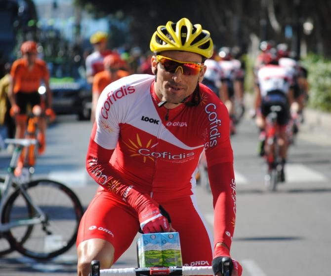 As well as most of the riders,Luis &Aacute;ngel Mat&eacute; (Cofidis) carried milk and other food to the podium as part of a donation campaign for a charity, Banco de Alimentos.