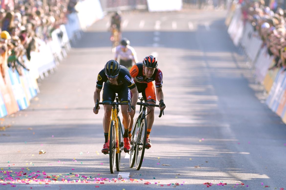 Daan Soete and Corne van Kessel sprint for the line
