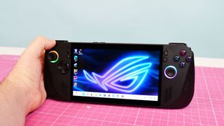 ASUS ROG Ally X in iemands hand