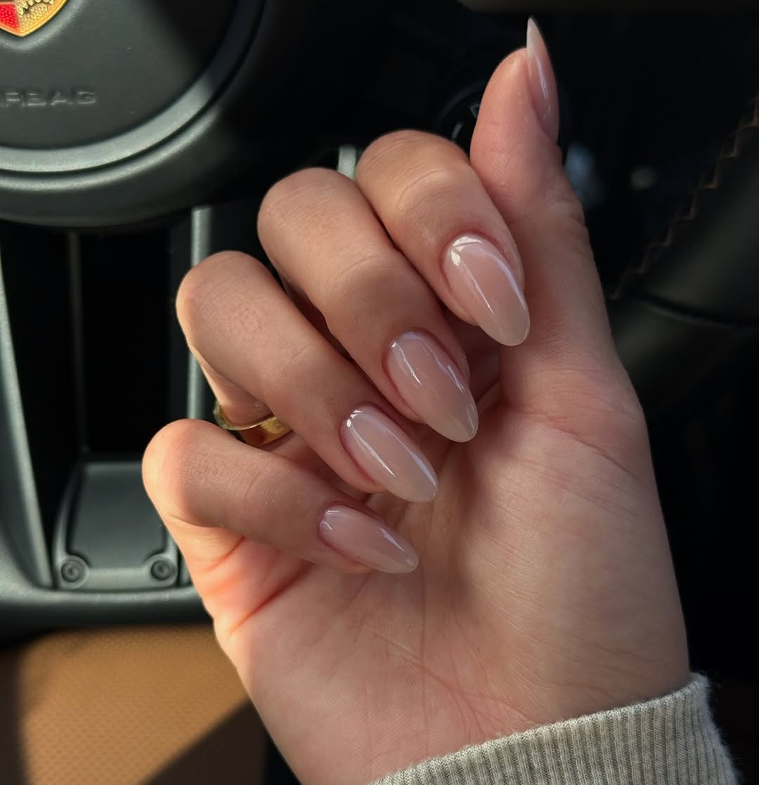 IG @jenny.jennys manicure on a hand in front of a steering wheel