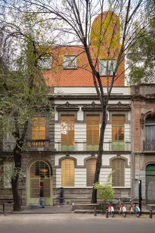exterior view from the street of mexico city housing