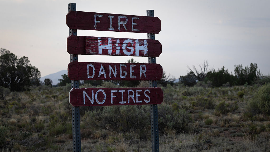 Sign warns Grand Canyon hikers during Arizona fires