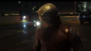 El Daredevil de Charlie Cox mira por detrás a She-Hulk mientras luce su nuevo traje rojo y amarillo oscuro, que debería ocupar un lugar destacado en la Fase 5 de Marvel