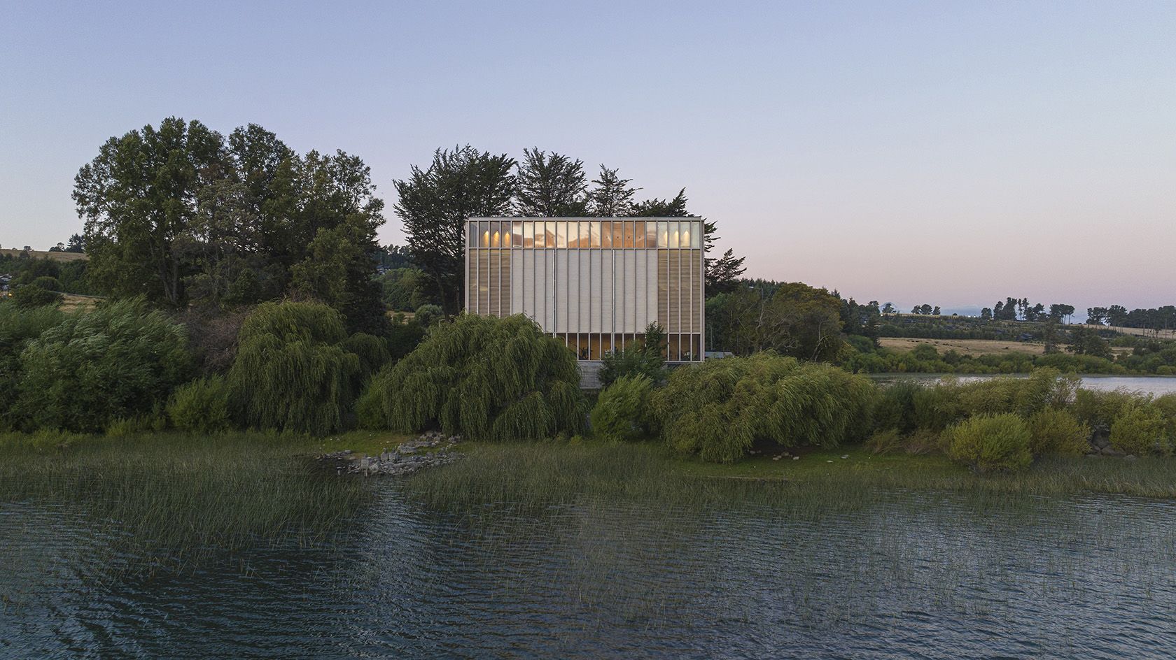 Exterior del héroe del teatro Pankupunli que muestra una estructura cuadrada hecha de agua