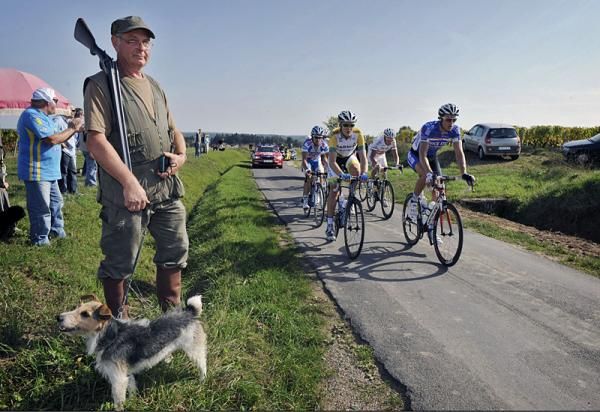 The breakaway in Paris-Tours passes a man, a dog and a gun.