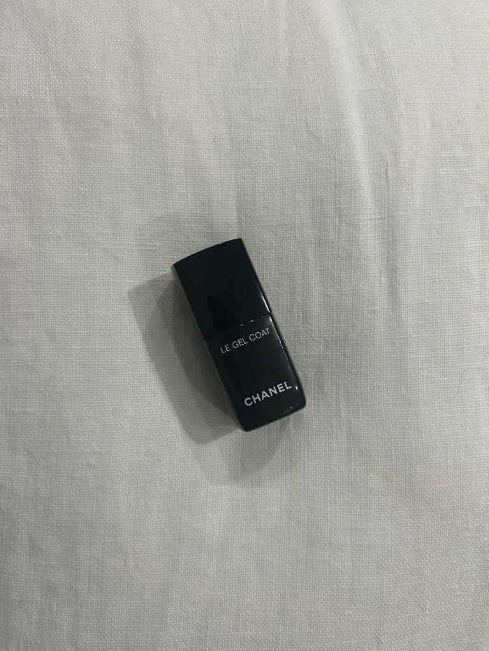 The Chanel Le Vernis Le Gel Coat on a white linen background