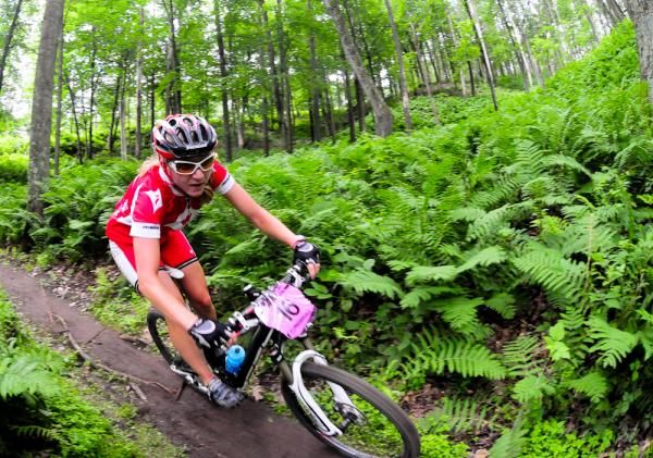 Jenna Zander (Specialized) riding in the top 10.