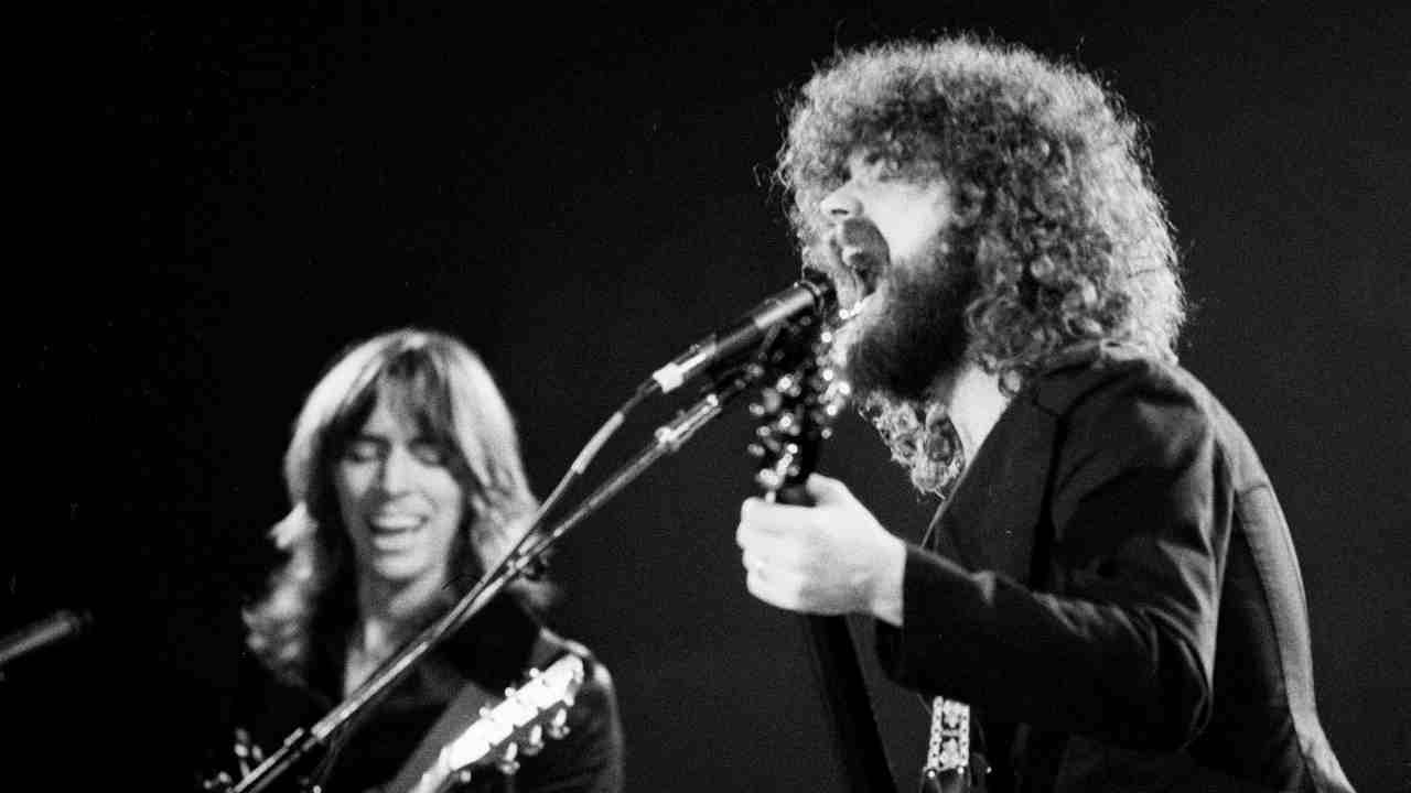 Boston&amp;rsquo;s Tom Scholz and Brad Delp performing onstage in 1977