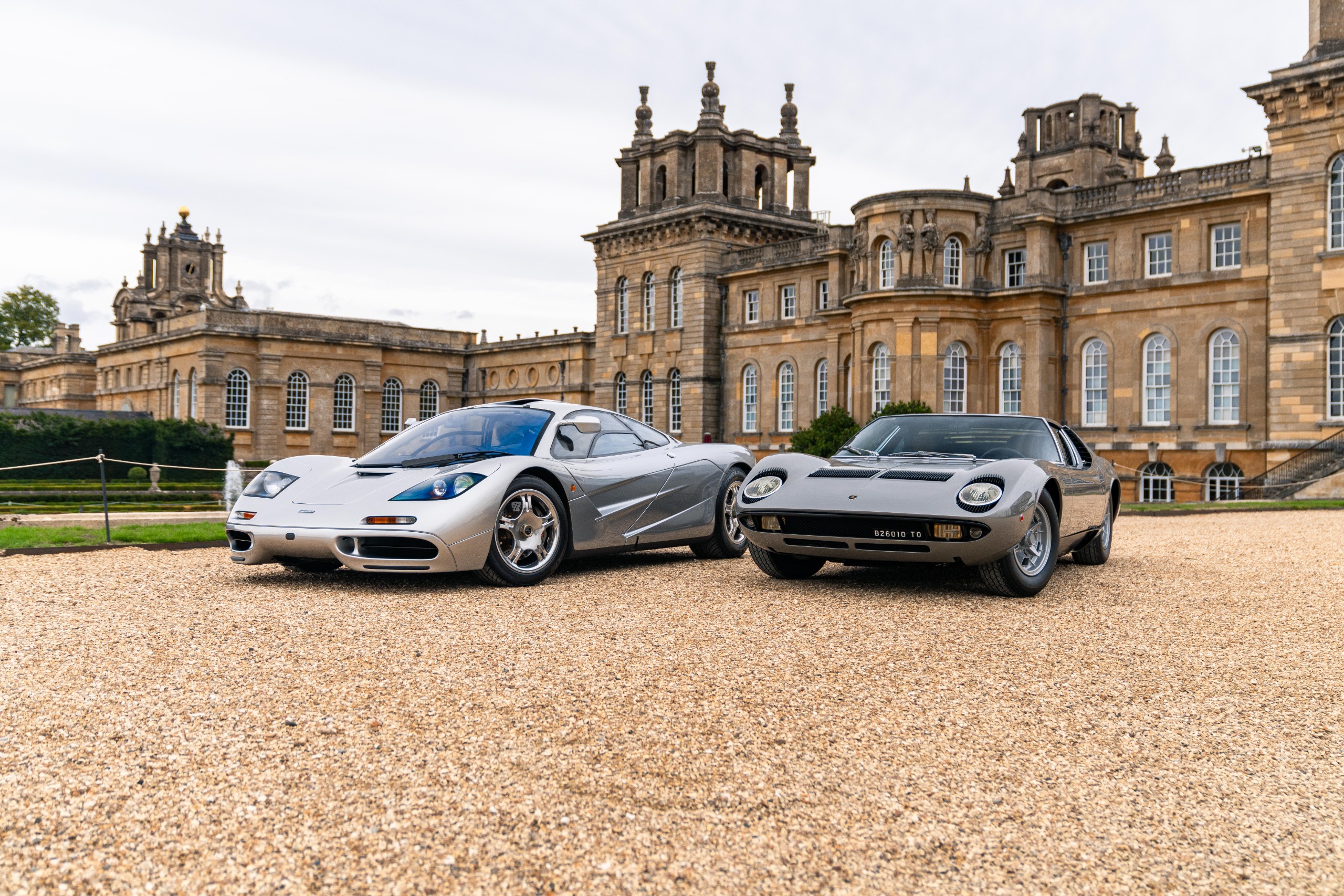 To the left a Mclaren F1, to the right a Lamborghini Miura. Behind, Blenheim Palace. Not a bad lineup