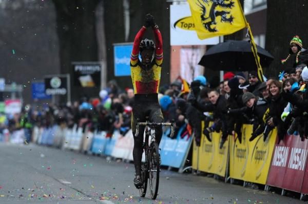 Sven Nys (Landbouwkrediet-Colnago) soloed to victory in Loenhout.