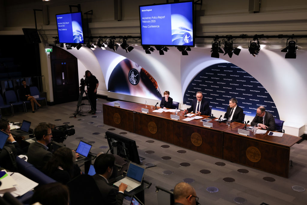 Clare Lombardelli, deputy governor for monetary policy at the Bank of England (BOE), Andrew Bailey, governor of the Bank of England (BOE), James Bell, executive director for communications at the Bank of England (BOE), and Dave Ramsden, deputy governor for markets and banking at the Bank of England (BOE), left to right, at the Monetary Policy Report news conference at the bank&#039;s headquarters in the City of London, UK, on Thursday, Feb. 6, 2025