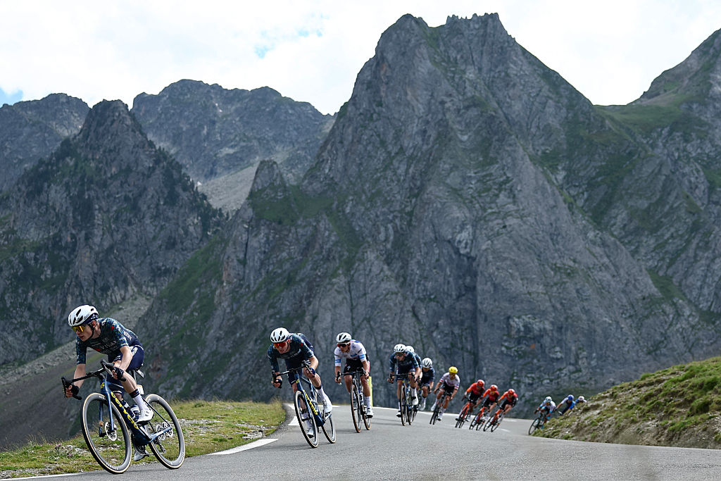 Team Visma - Lease a Bike team&#039;s Danish rider Jonas Vingegaard (L) cycles with the pack of riders (peloton) in the descent of Col du Tourmalet during the 14th stage of the 111th edition of the Tour de France cycling race, 151,9 km between Pau and Saint-Lary-Soulan Pla d&#039;Adet, in the Pyrenees mountains in southwestern France, on July 13, 2024. (Photo by Anne-Christine POUJOULAT / AFP) (Photo by ANNE-CHRISTINE POUJOULAT/AFP via Getty Images)