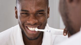 Man uses best electric toothbrush