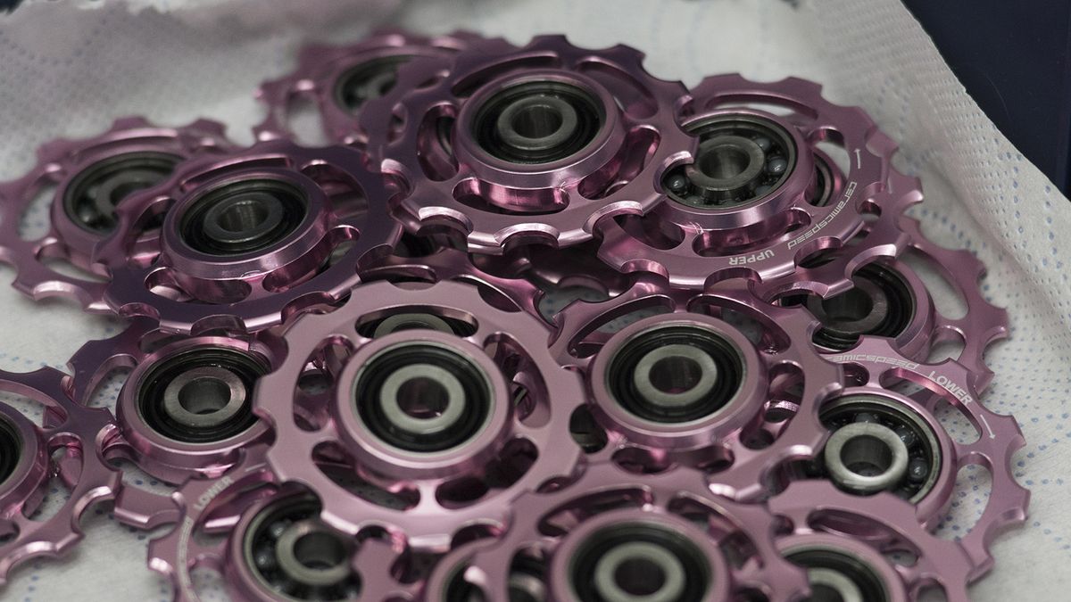 The jockey wheels feature ceramic bearings to increase component longevity and reduce friction