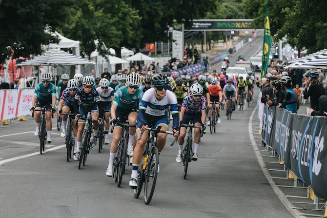 The peloton gives chase to the leading trio