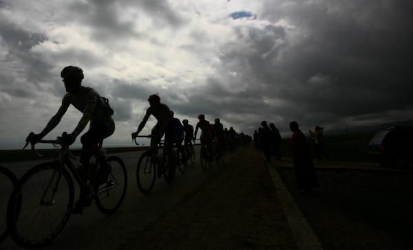 The peloton pass the early 2 km from the start