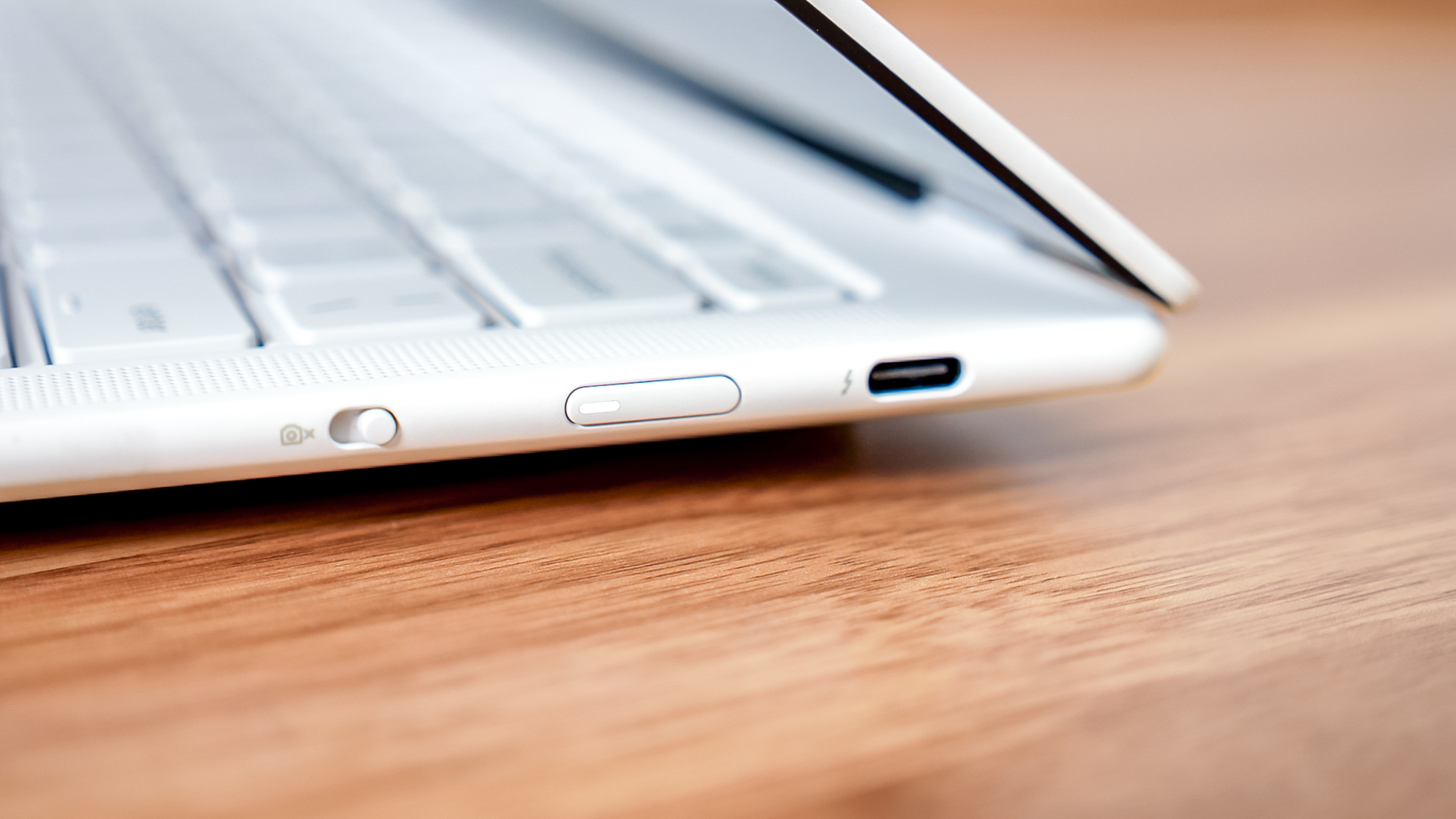 Lenovo Yoga Slim 7i Ultra Aura ports