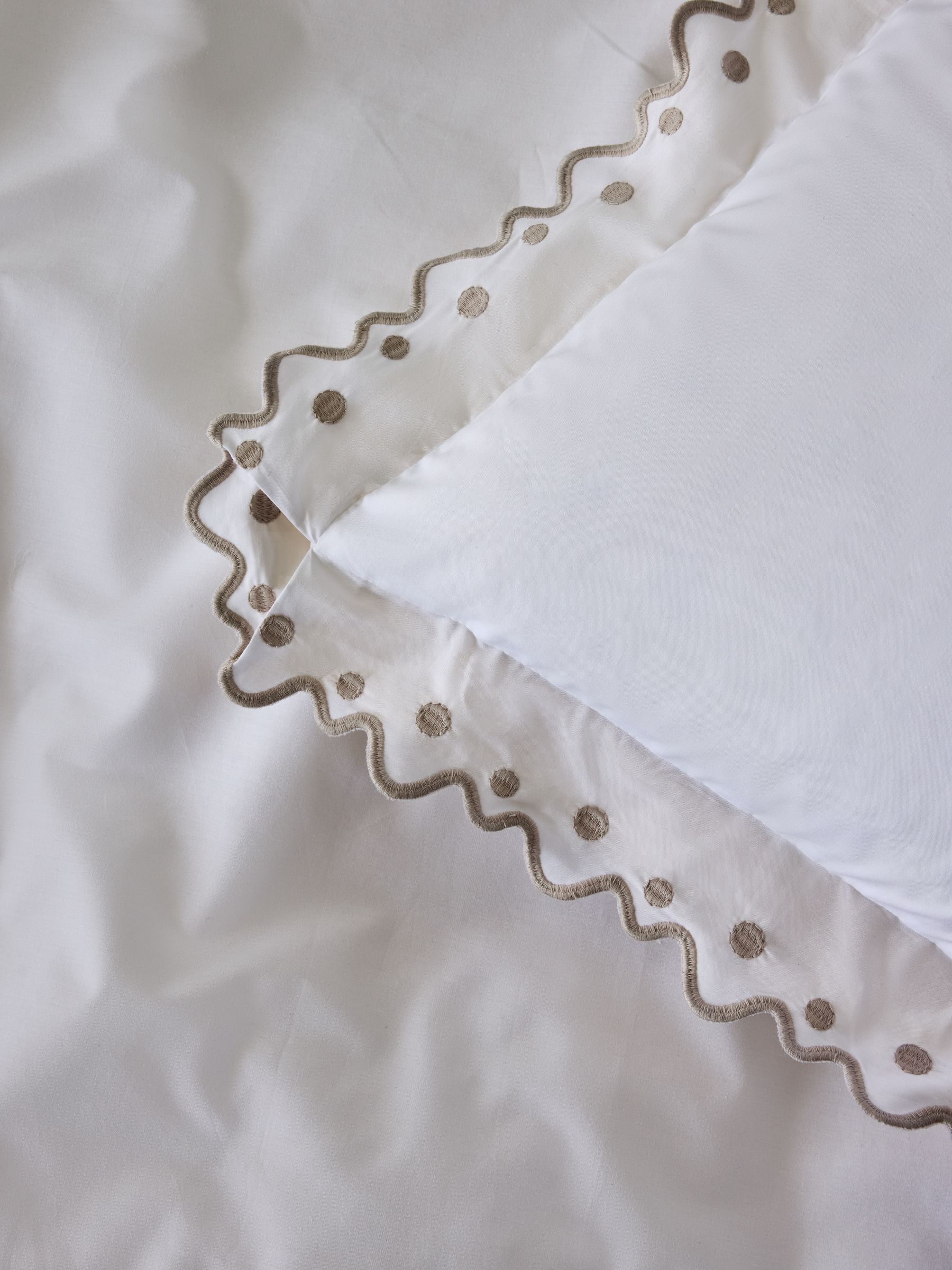Nina Campbell Set of 2 Natural Jester Scallop Spot 200 Thread Count Pillowcases