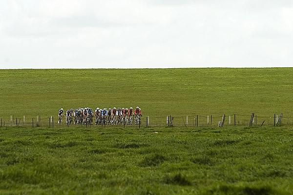 The leading bunch makes its way towards Rochester.