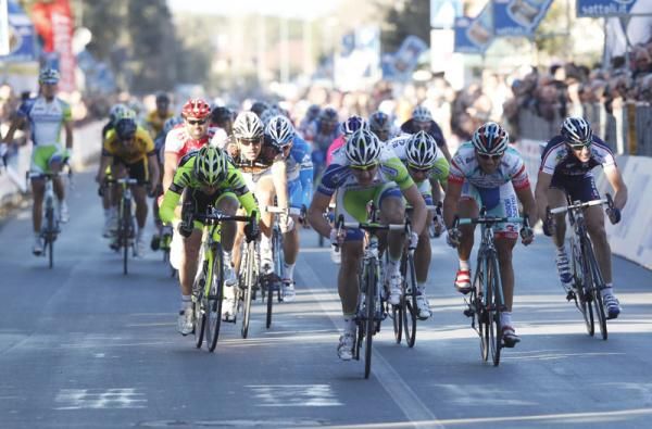 Elia Viviani (Liquigas-Cannondale) opens up