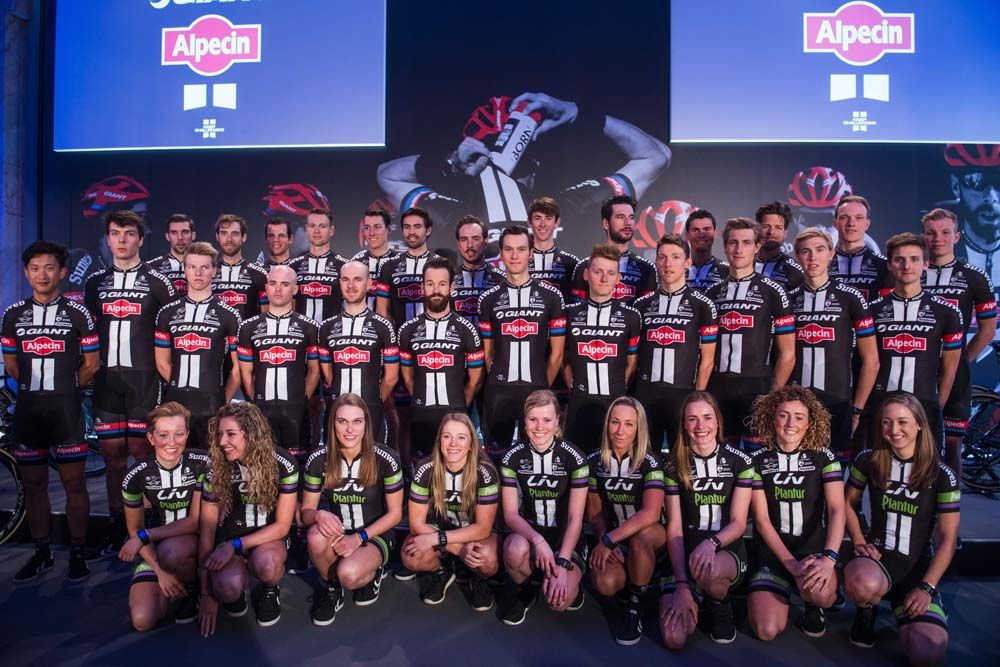 The 2016 Giant-Alpecin and Liv-Plantur teams pose together