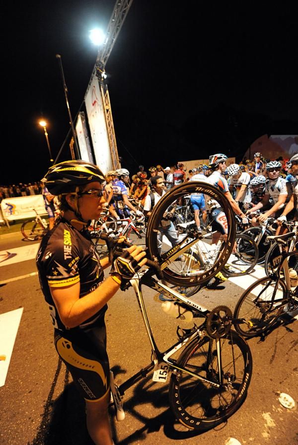 Australian Ben King (Trek Livestrong) takes his bike to the start line.
