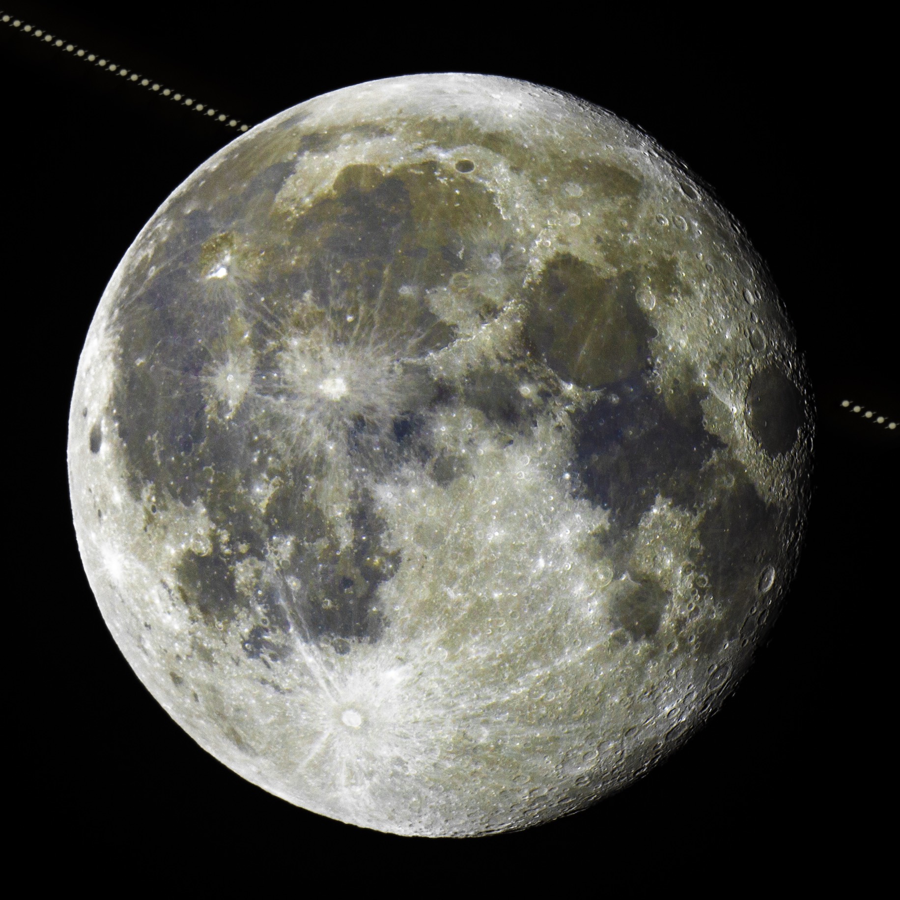 Astrophotographer captures Saturn vanishing in the back of the moon in captivating picture