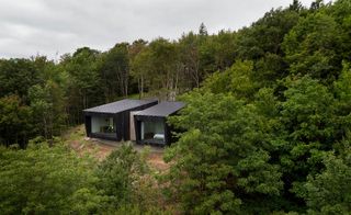 Exterior of the cabin oriented towards the landscape