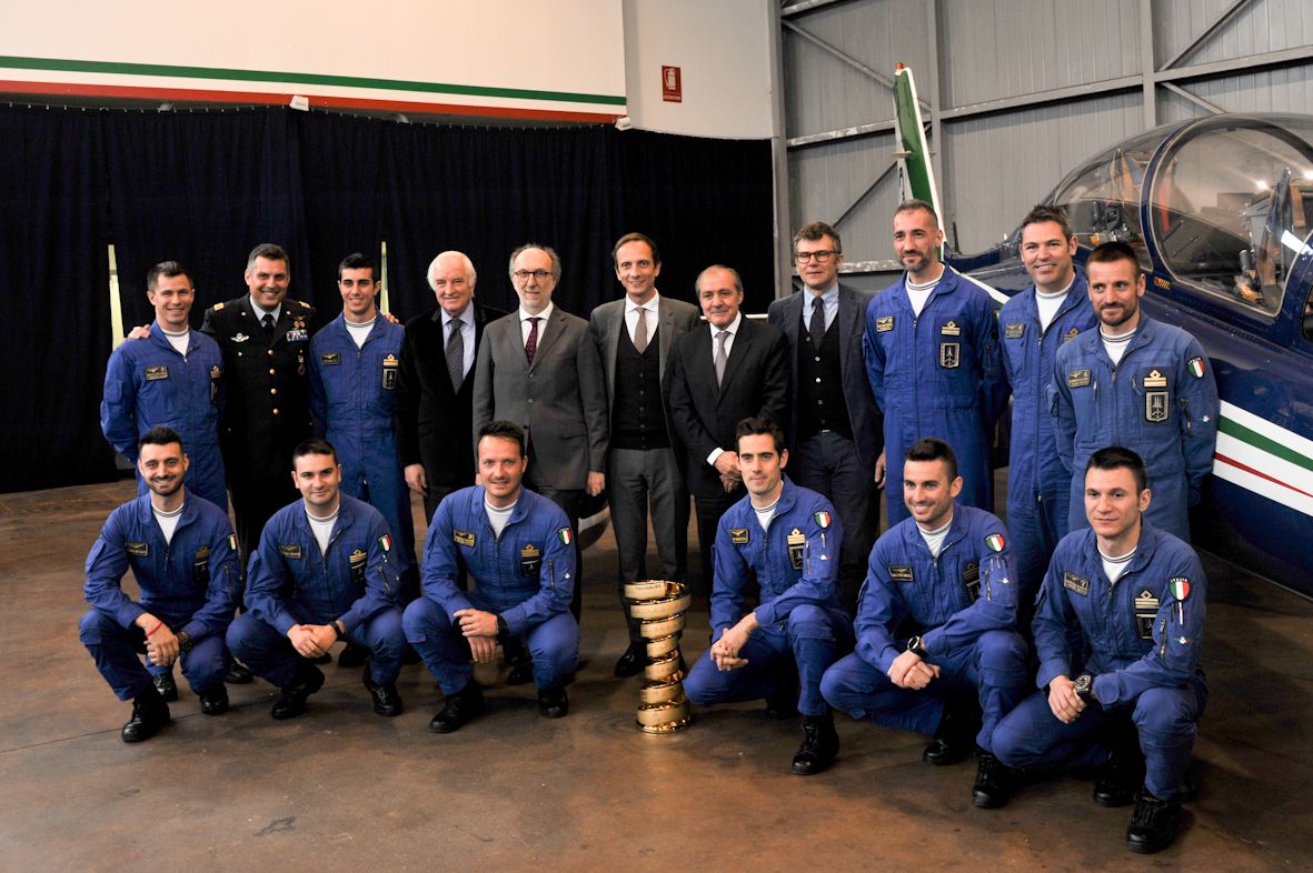 The airmen of the Frecce Tricolori with the Giro trophy