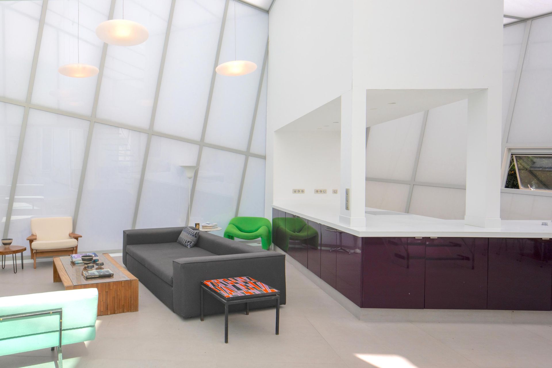 La cuisine et le salon de la Maison de Verre