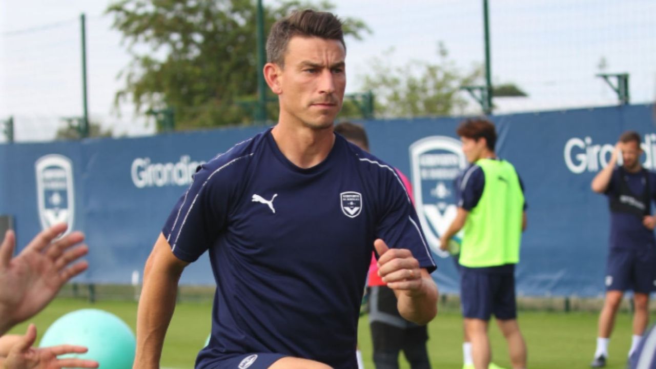 Laurent Koscielny takes part in his first training session as a Bordeaux player 