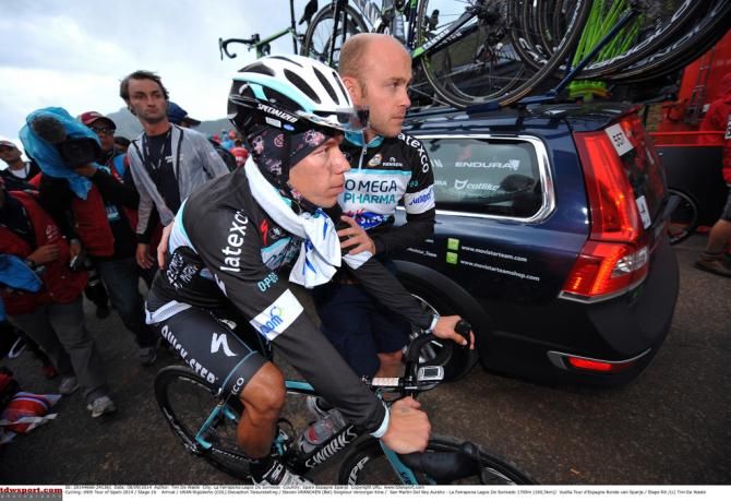 Rigoberto Uran (Omega Pharma-Quick Step) gets a helping hand after the summit finish