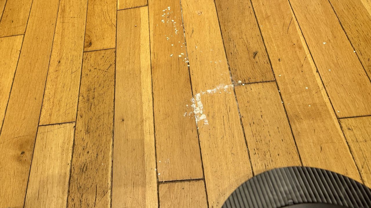 Hard floor with dry debris spillage after cleaning with Roomba Combo 10 Max