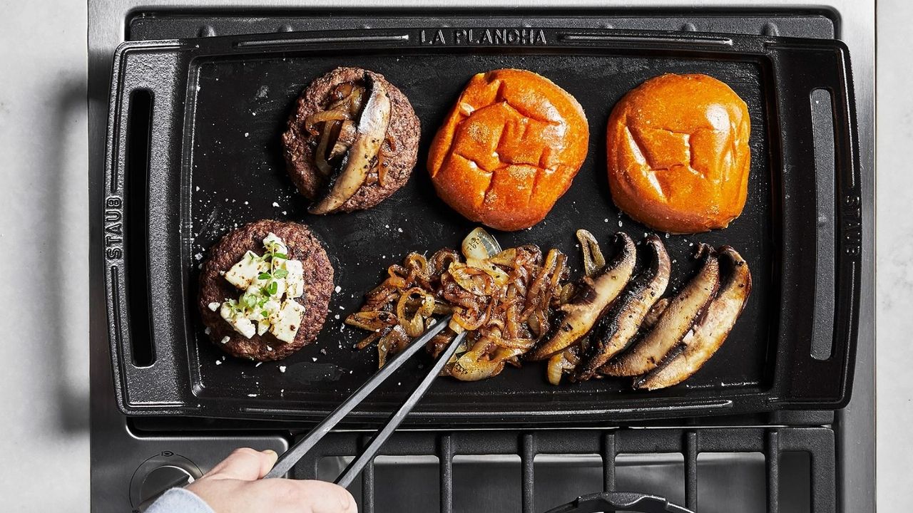 Griddle with burgers and buns