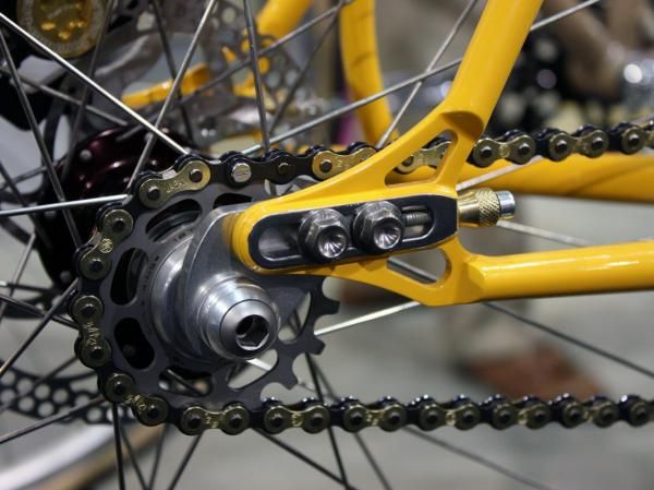 This sliding dropout incorporates a knurled brass barrel to lock in the setting.