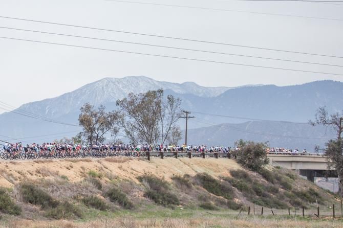 Men&rsquo;s peloton stringing out over the bridge