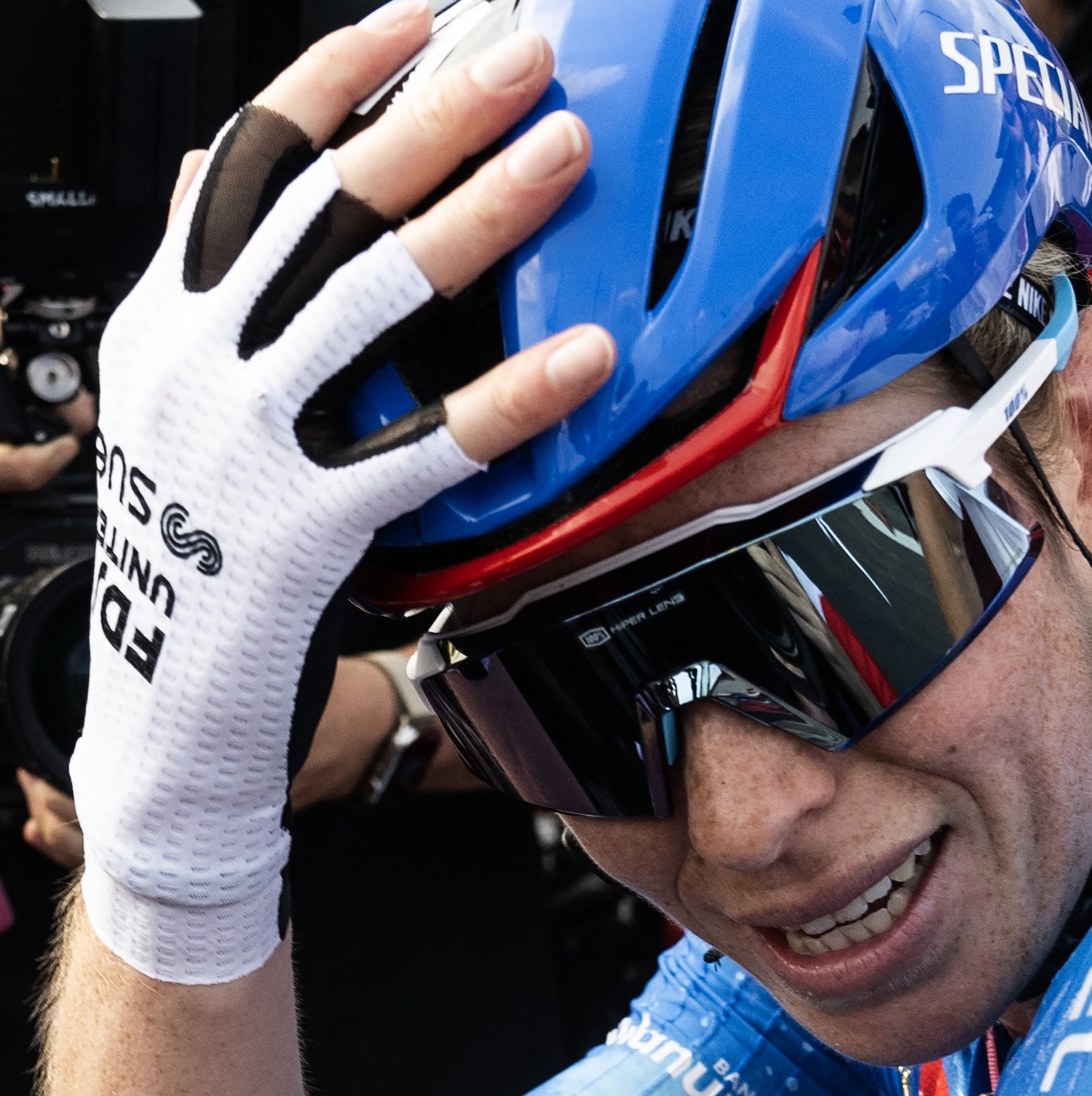 Hollandi FDJ SUEZi sõitja Demi Vollering, kes kannab parimat sinist mägironijasärki (Maglia Azzura), reageerib pärast finišijoone ületamist ja võitis 2026. aasta Giro Italia Femeni – Tour of Italy Women pärast 9. etappi Saluzzo ja Saluzzo vahel Itaalias, 7. juuni 2026 MARCO AFP. (Photo)