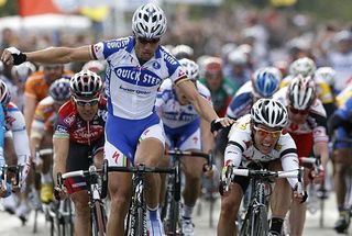 Mark Cavendish (Team High Road) sneaks past Tom Boonen (Quick Step)